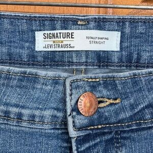 Women’s Levi's Signature Gold Shaping Straight Leg Denim Blue Jeans size 18M